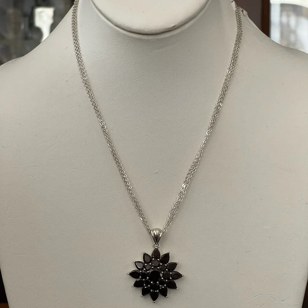 Natural garnet sunburst solid sterling silver pendant & 3 strand chain - Picture 2 of 11
